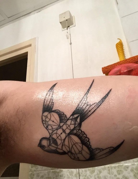 点击大图看下一张：手大臂上的几何风格黑色燕子纹身