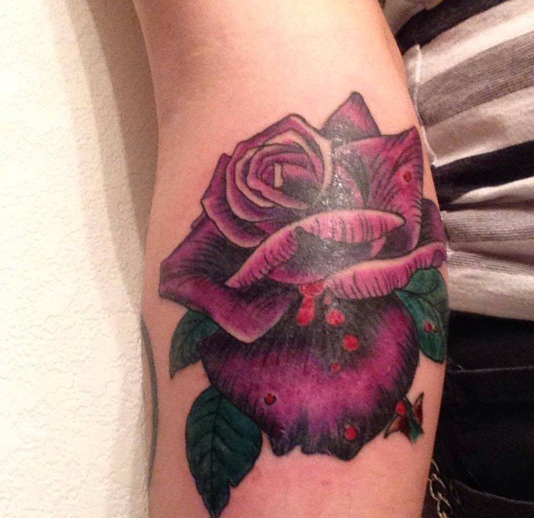 点击大图看下一张：手前臂上漂亮的紫色在玫瑰花纹身