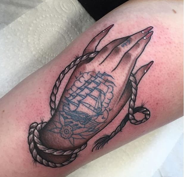 点击大图看下一张:黑色简单个性线条纹身手的简易纹身素描图案