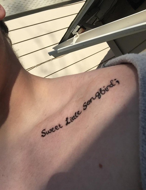 点击大图看下一张：女孩锁骨上清新的一小行英文字纹身