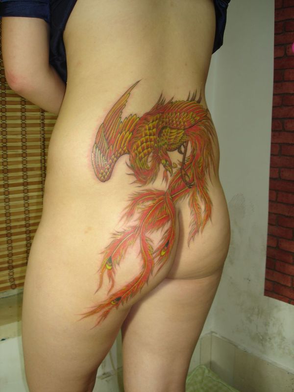 点击大图看下一张：适合女性的臀部凤凰纹身图案