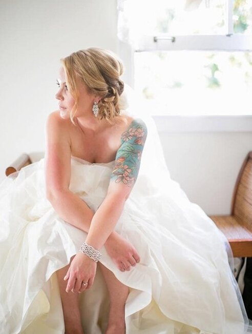 点击大图看下一张：欧美漂亮新娘的花臂纹身图案