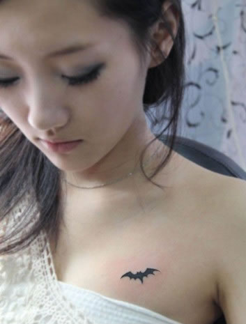 点击大图看下一张：美女胸前的蝙蝠纹身图片