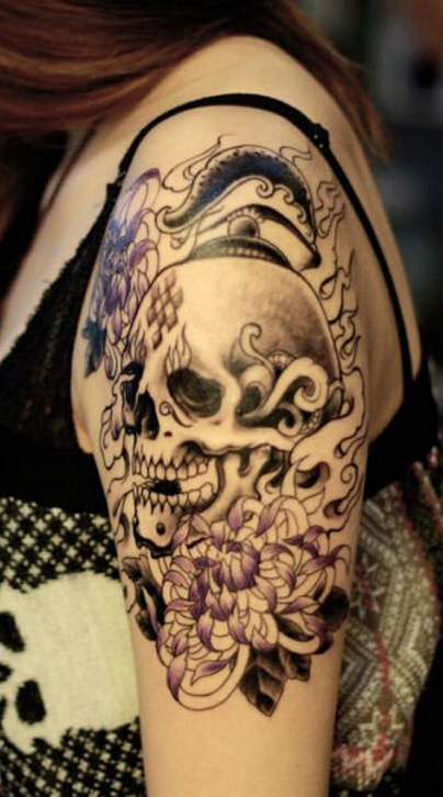 点击大图看下一张：女性手臂骷髅菊花火焰纹身图案
