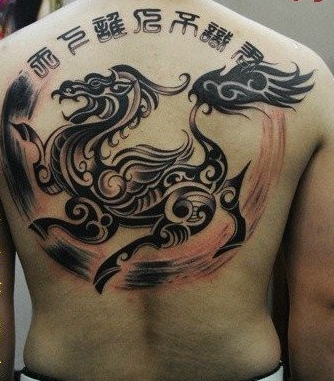点击大图看下一张：男性背部权威时髦的图腾麒麟字符纹身图案