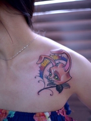 女生肩部个性兔子花时尚纹身