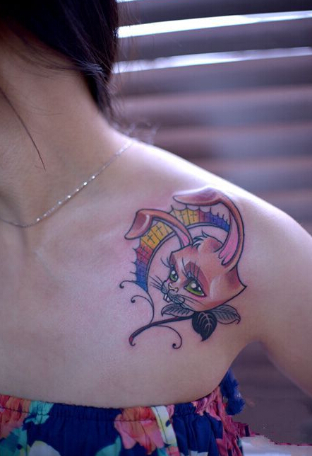 点击大图看下一张：女生肩部个性兔子花时尚纹身