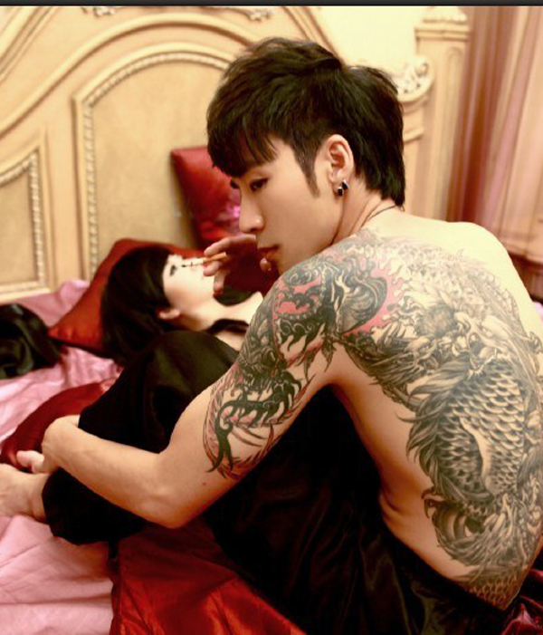 点击大图看下一张：歌手陈旭后背龙纹纹身
