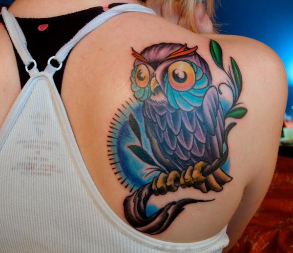 点击大图看下一张：美女背部可爱的猫头鹰彩色纹身图案