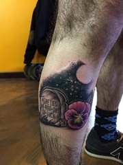 小腿上的花朵和致敬棒球的墓碑图案纹身
