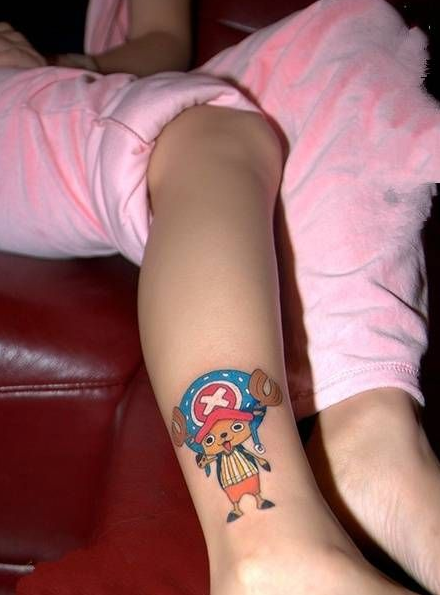 点击大图看下一张：海贼王可爱卡通乔巴脚踝纹身图案