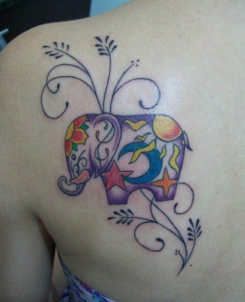 点击大图看下一张：女性背部彩色大象藤蔓纹身图案
