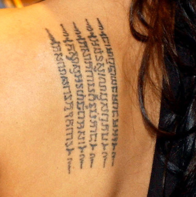 点击大图看下一张：安吉丽娜朱莉后背经文纹身图案