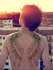 后背好看的翅膀纹身图案