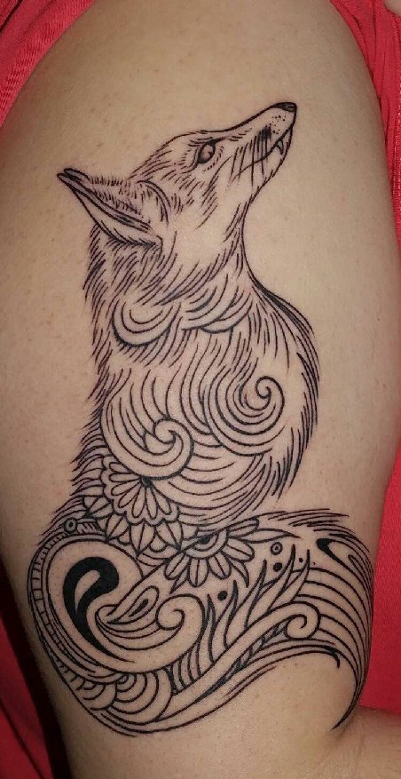 点击大图看下一张：美女手臂简单个性线条纹身动物狐狸纹身图片
