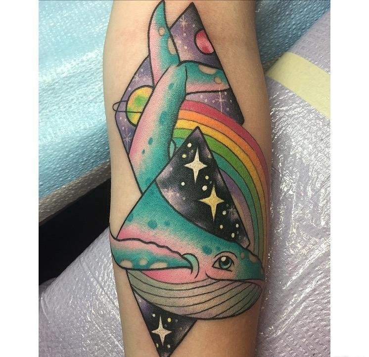 点击大图看下一张：手臂彩色纹身鲸鱼纹身星球纹身彩虹几何纹身图片