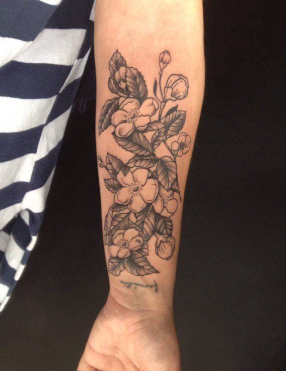 点击大图看下一张：手前臂黑色植物藤素描纹身小花朵图片