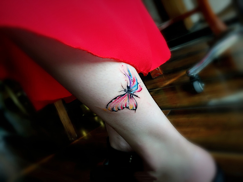 点击大图看下一张：小腿唯美蝴蝶水彩纹身图案
