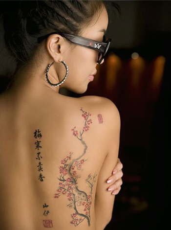 点击大图看下一张：美女中国风梅花汉字背部纹身图案