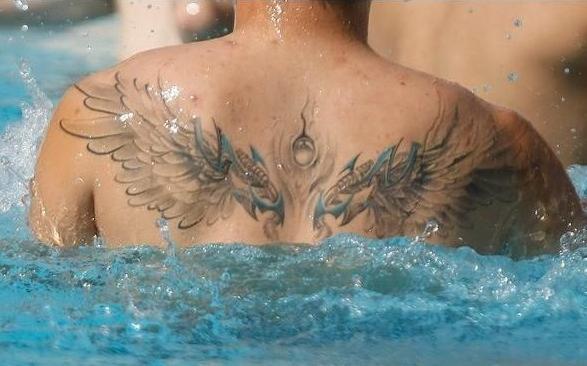 点击大图看下一张：恒大郜林后背天使翅膀纹身图案