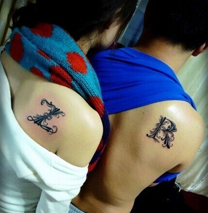 点击大图看下一张：情侣后背英文字母纹身图案