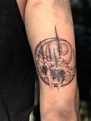 手臂上的黑灰色月球景观纹身