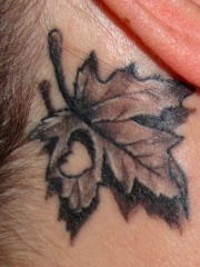 耳后个性的枫叶心形纹身图案