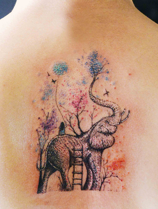 点击大图看下一张：女生背部梦幻大象彩色纹身图案