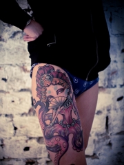 大腿彩绘章鱼女郎纹身图案