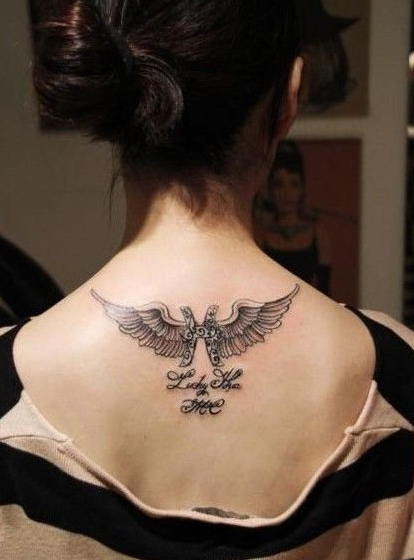点击大图看下一张：双鱼座符号和翅膀背部时尚纹身图案