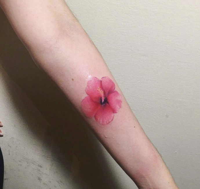 点击大图看下一张：一朵鲜艳的花朵手臂纹身图案