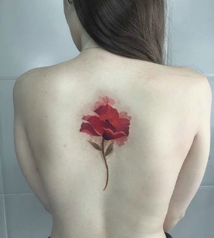 点击大图看下一张：女生性感迷人的花蕊背部纹身图案