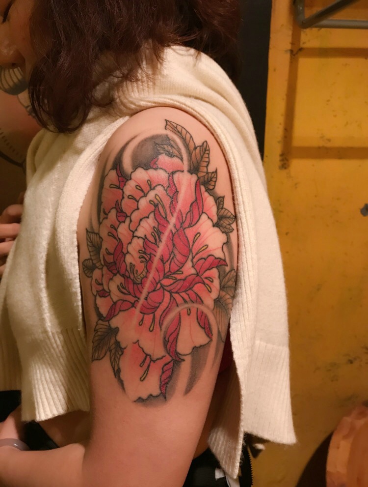 点击大图看下一张：个性女孩手臂鲜艳的牡丹花纹身图案