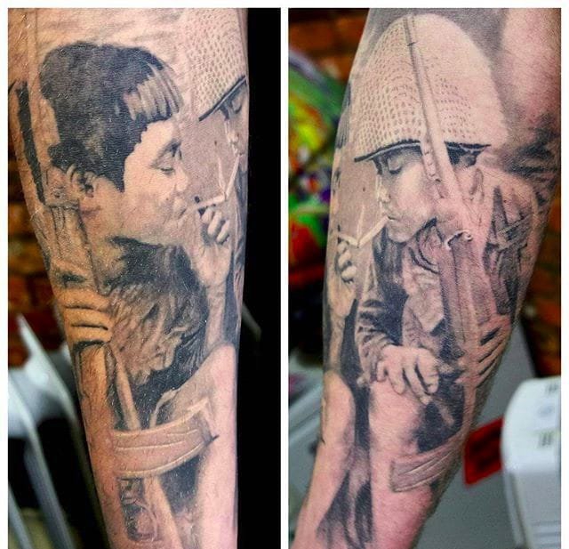 点击大图看下一张：黑灰色点刺纹身人物肖像纹身战争场景纹身图案