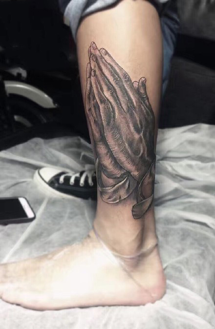 点击大图看下一张：小腿上的祈祷之手纹身图案