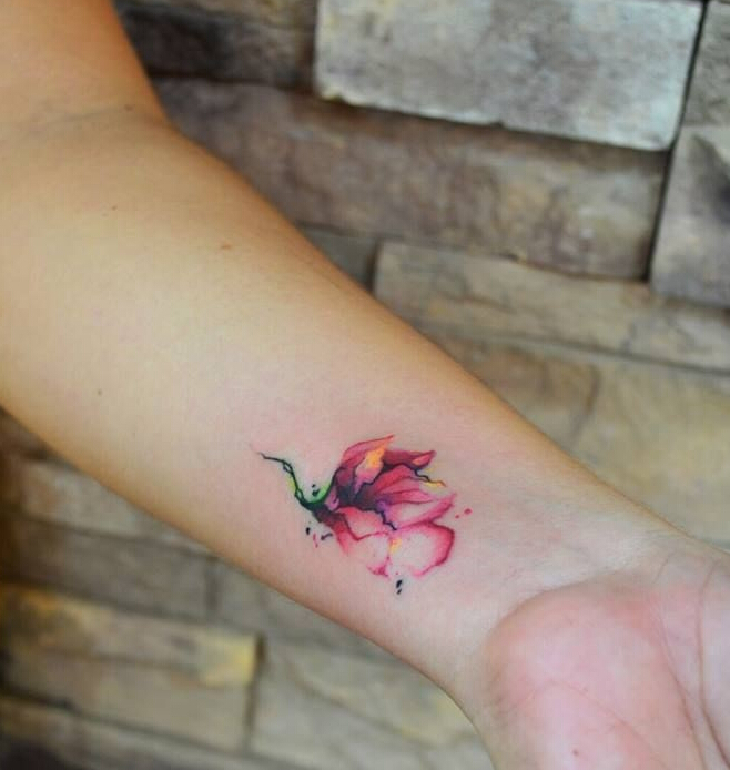 点击大图看下一张：手腕处小小的彩绘花朵纹身图案