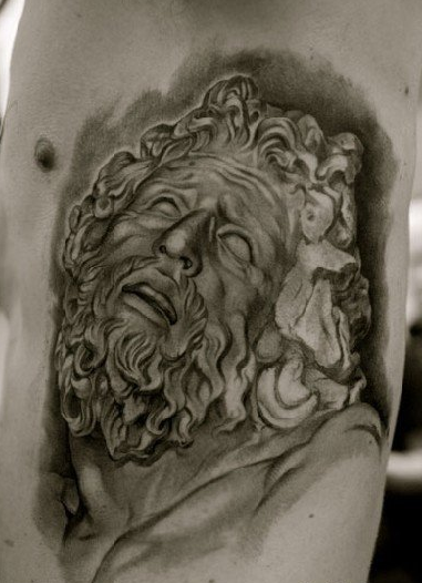 点击大图看下一张：男性胸侧耶稣肖像纹身图案