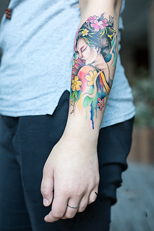 点击大图看下一张：手臂艺妓肖像花蕊彩绘纹身图案