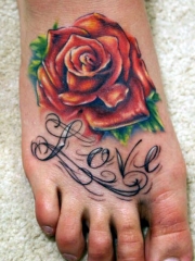 脚背个性的花体英文和玫瑰纹身图案