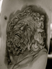 男性胸侧耶稣肖像纹身图案