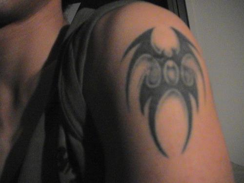 点击大图看下一张：欧弟左臂图腾蝙蝠纹身