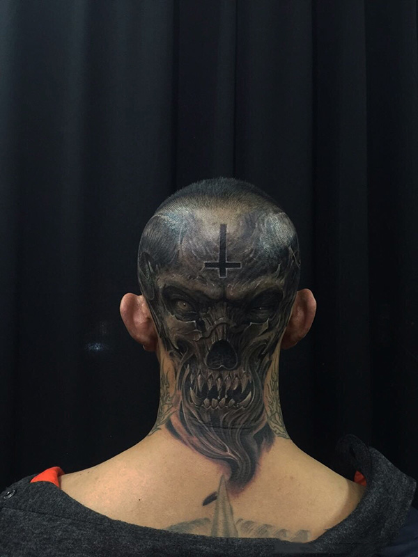 点击大图看下一张：头颈部霸气的黑灰魔王纹身图案