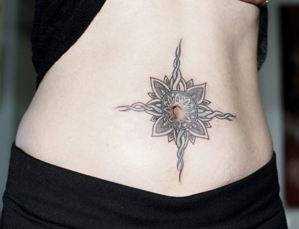 点击大图看下一张：美女腹部潮流精美的点刺梵花纹身图案