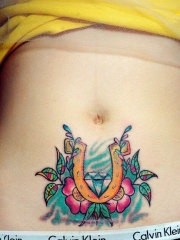 美女腹部创意马蹄铁和花朵纹身图案