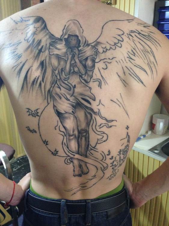 点击大图看下一张：男性满背时尚的天使刺青图案