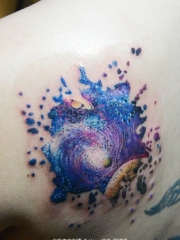 背部宇宙中的星空漩涡纹身图案