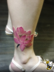 女生腿部精美的彩色莲花纹身图案