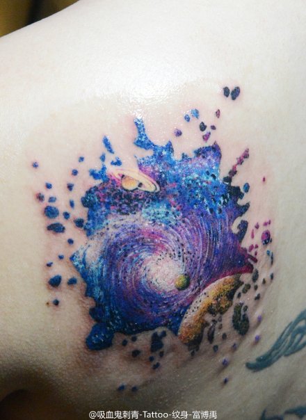 点击大图看下一张：背部宇宙中的星空漩涡纹身图案