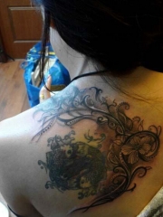 女生背部鲤鱼蔷薇藤蔓纹身图案