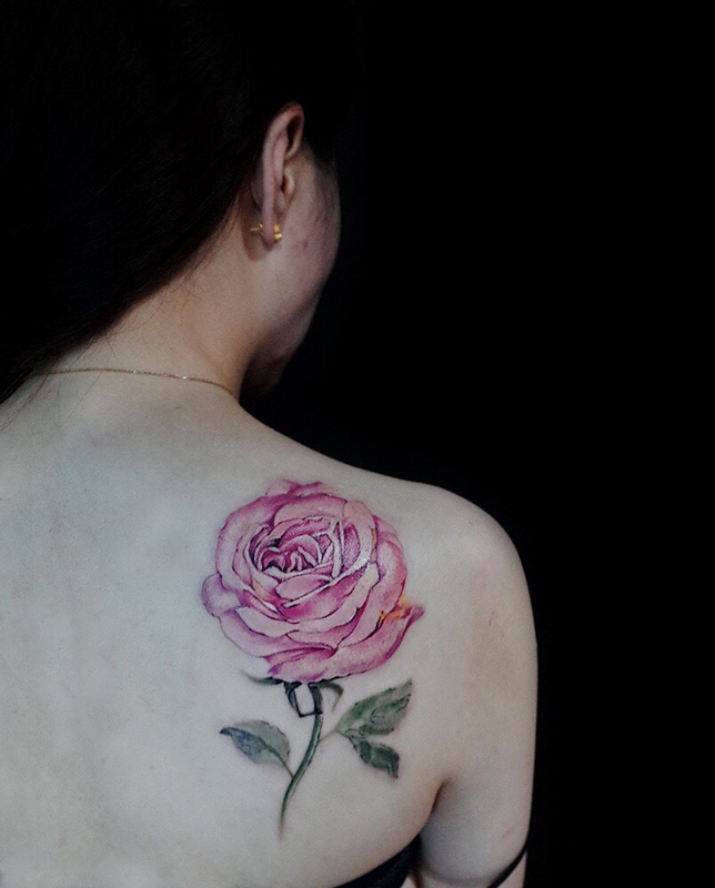 点击大图看下一张：后背玫瑰花彩绘纹身图案
